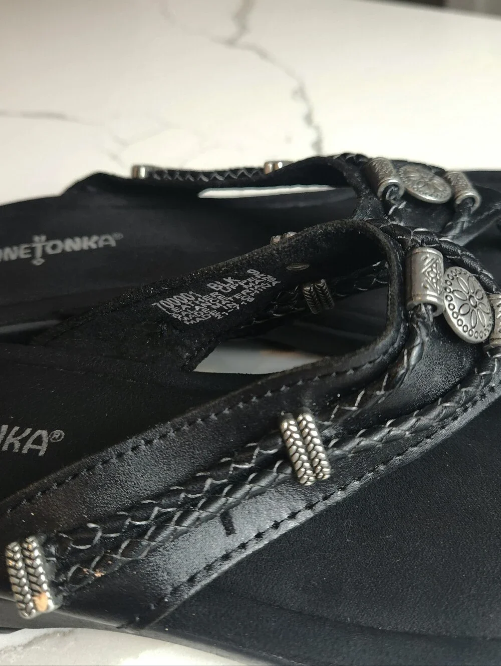 🖤 Minnetonka Silverthorne 360 Thong Sandals – Size 9